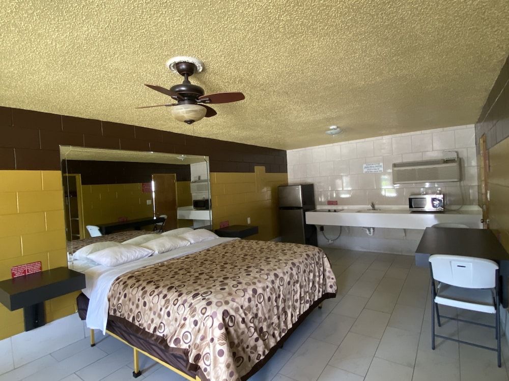 Standard Room, 1 King Bed, Kitchen