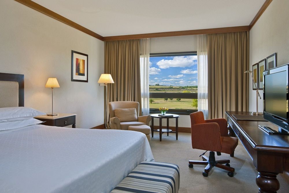 Room, 1 King Bed, Golf View