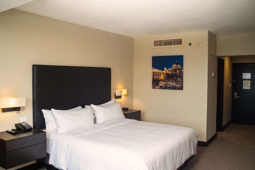Suite, 1 King Bed, Balcony