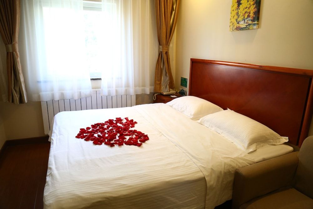 undefined GreenTree Inn Beijing Guangmingqiao Express Apartment Hotel 2