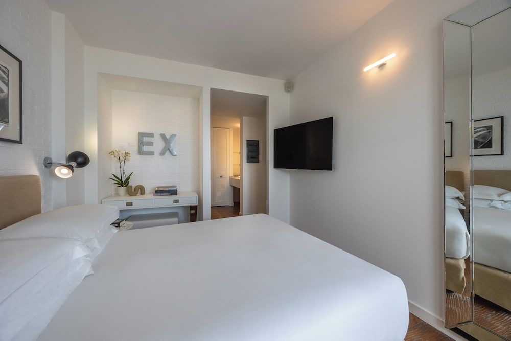 Deluxe Double Room, 1 Queen Bed, Non Smoking, Partial Sea View