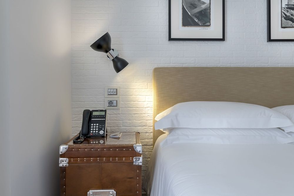 Deluxe Double Room, 1 Queen Bed, Non Smoking, Partial Sea View