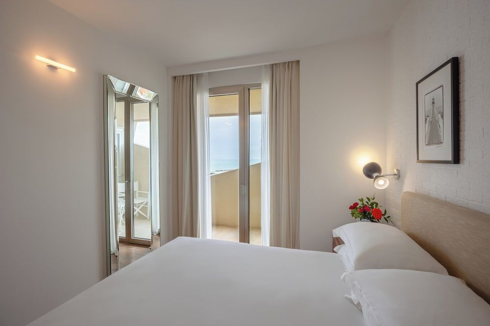Deluxe Double or Twin Room, Non Smoking, City View