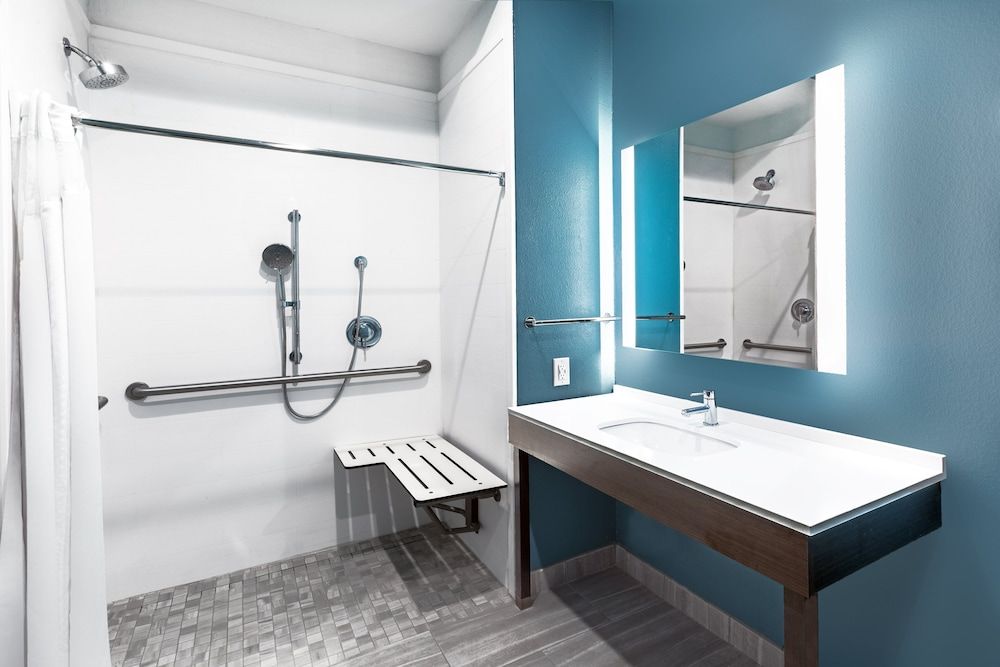 Standard Room, 2 Queen Beds, Roll-in Shower (Communications Accessible)