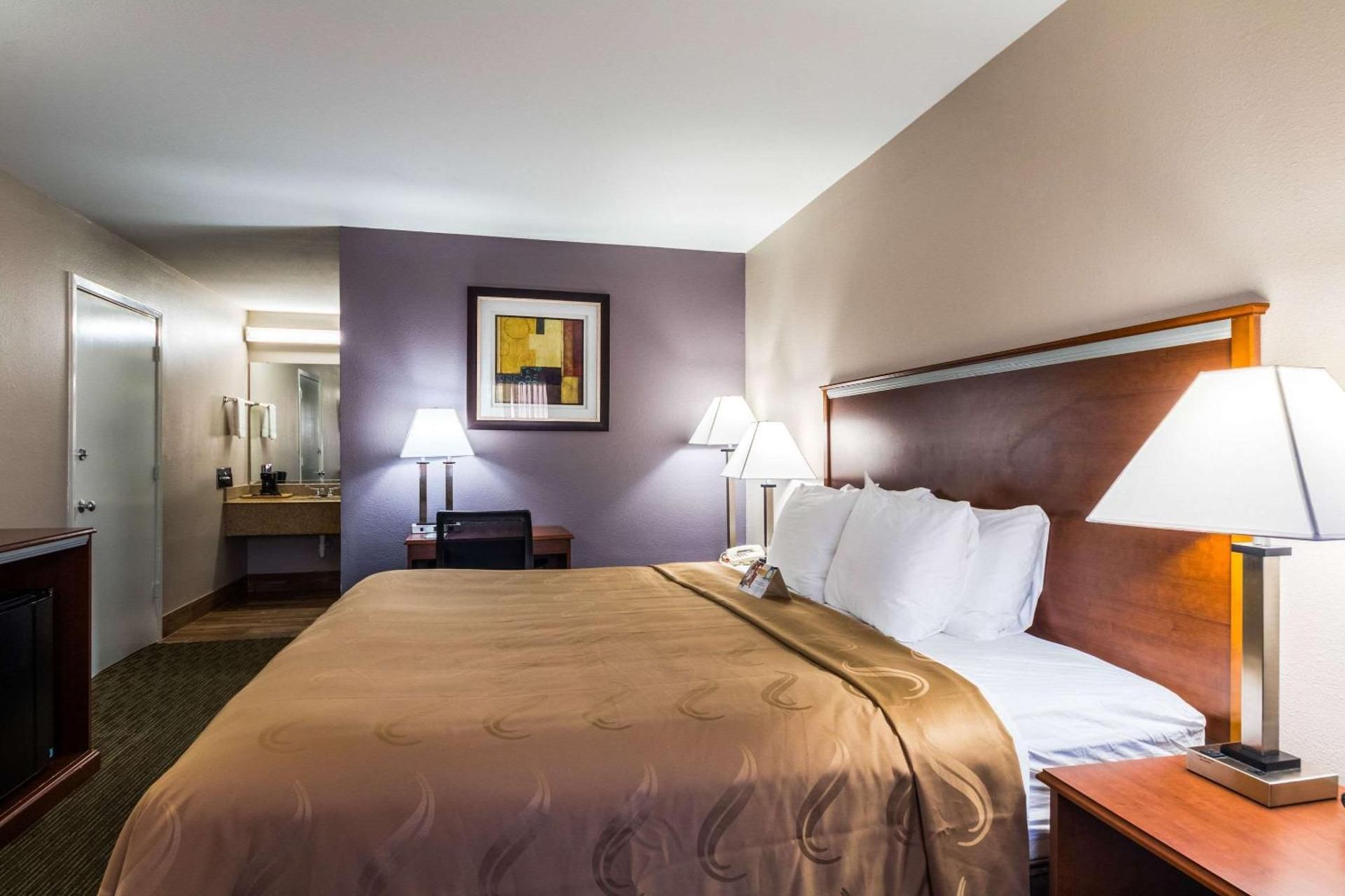 1 King Bed, Nonsmoking