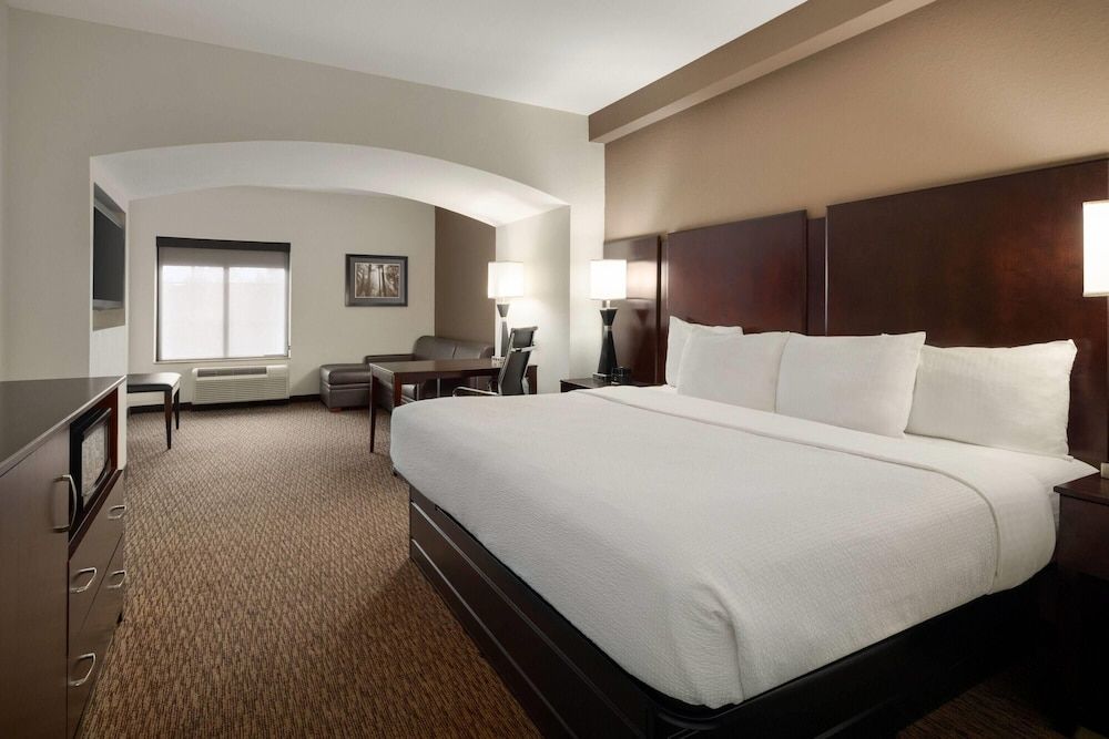 Deluxe Studio Suite, 1 King Bed, Non Smoking