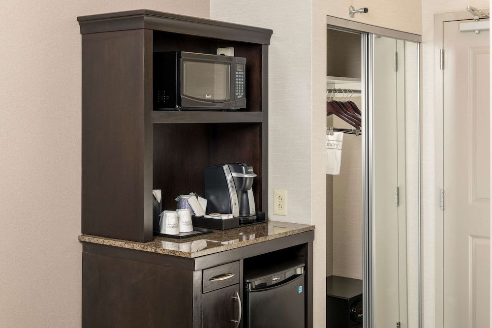 Room, 1 King Bed (Drinks-Snacks)