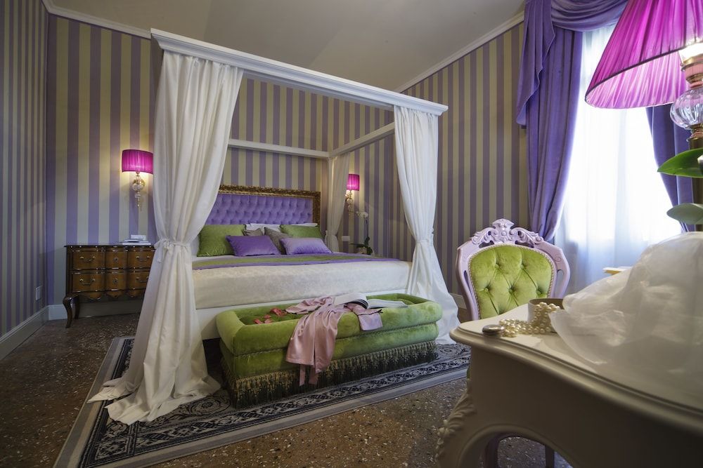 Ad Place Superior Room, 1 King Bed, Canal View 3