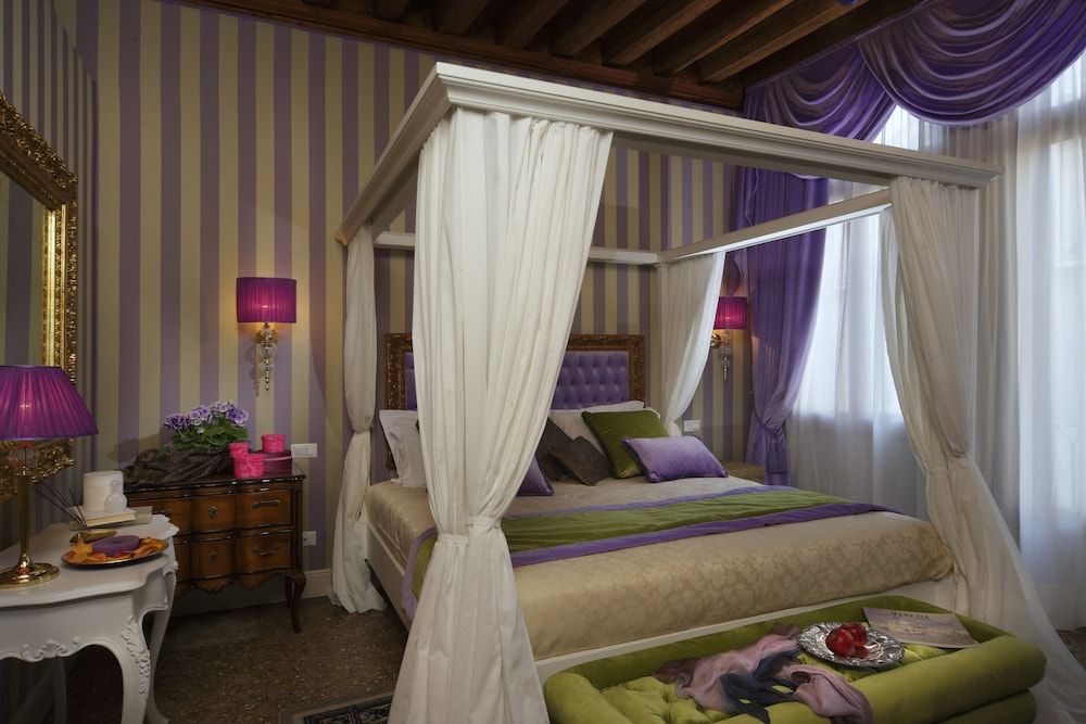 Ad Place Superior Room, 1 King Bed, Canal View 2