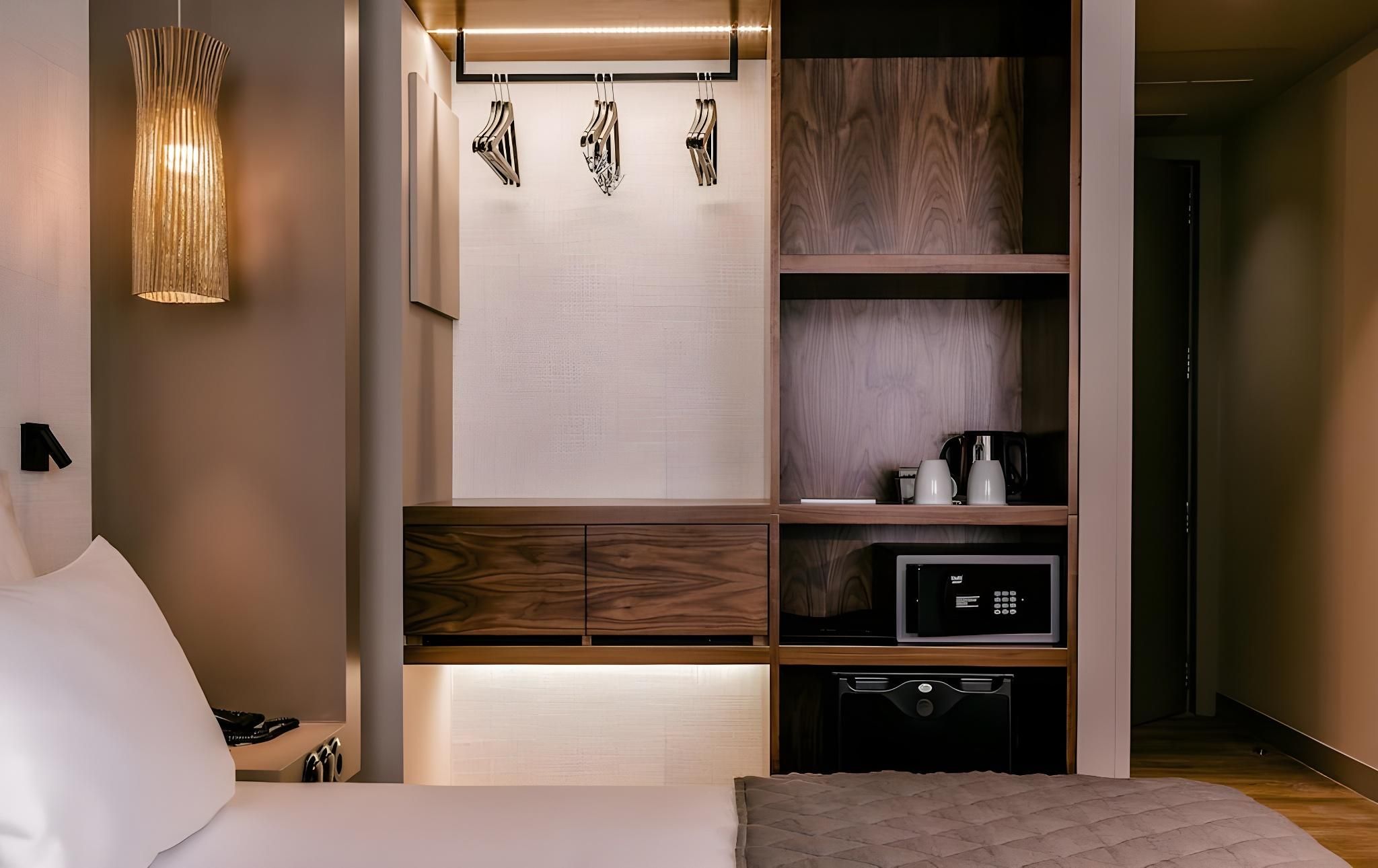 Gallery Room for 1 Adult