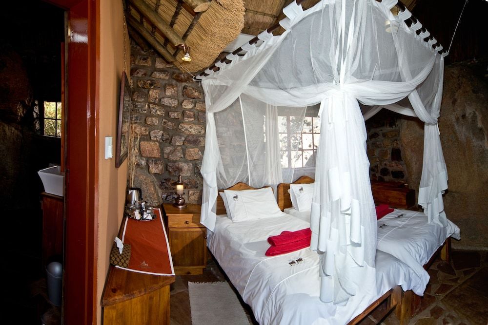 Canyon Lodge Standard Twin Room 4