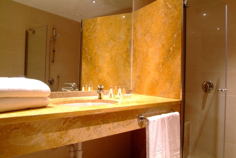 Poli Hotel Superior Double Room 4