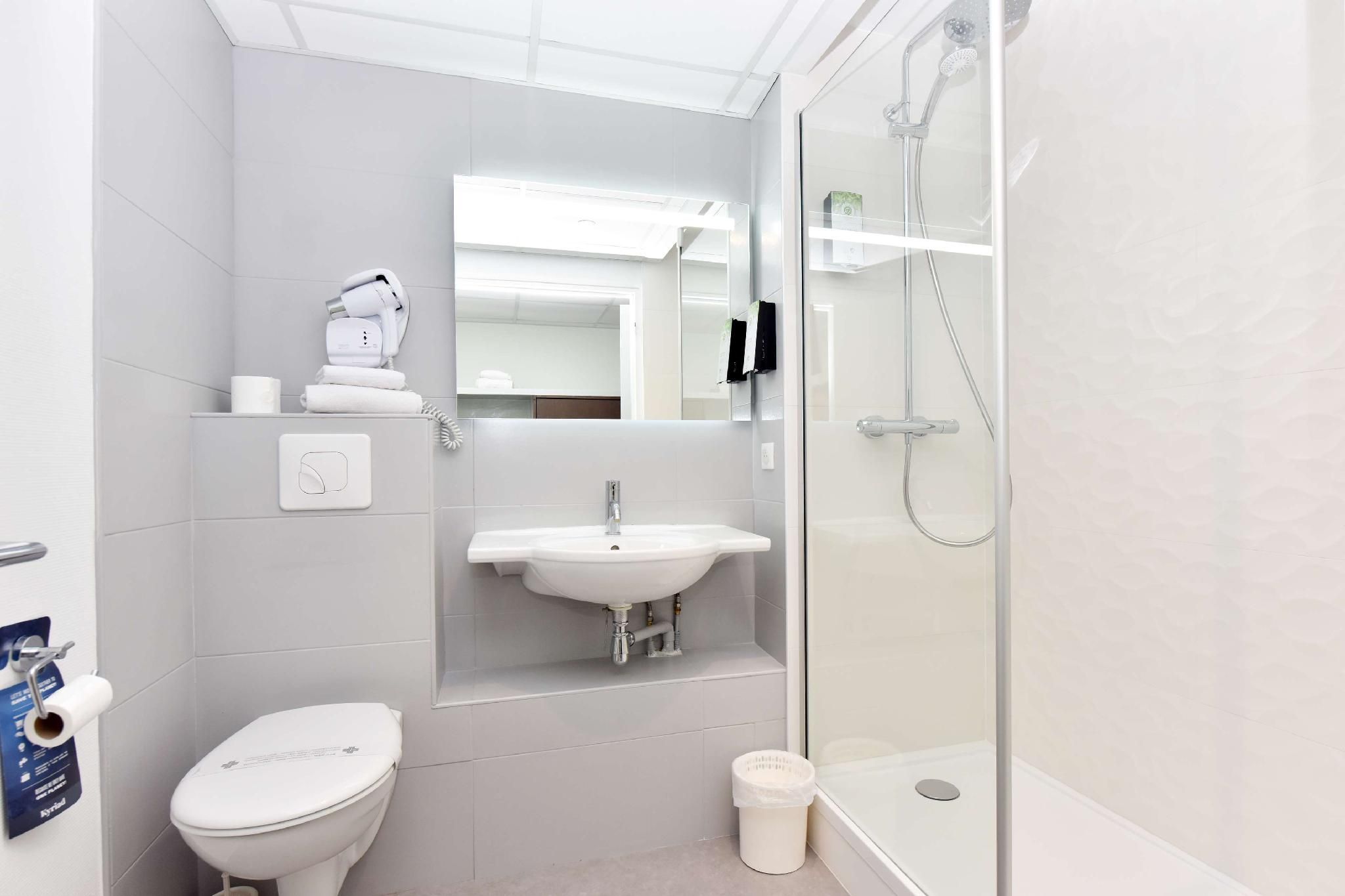 Kyriad La Rochelle Centre ville Standard Room - 1 Double Bed 2 Single Beds 3