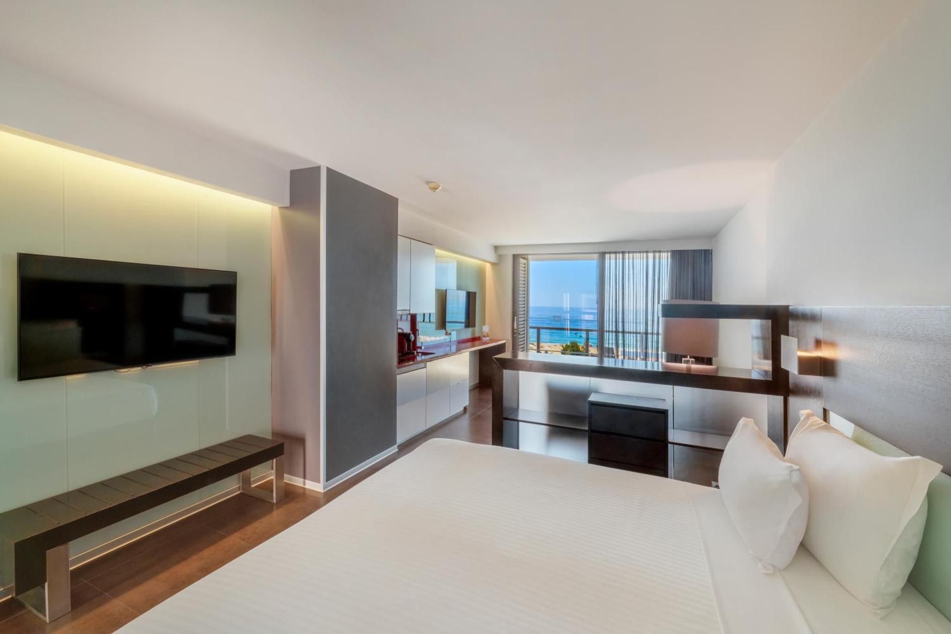 Deluxe Suite with Frontal Sea View (2 Adults + 1 Child up to 12 years old)