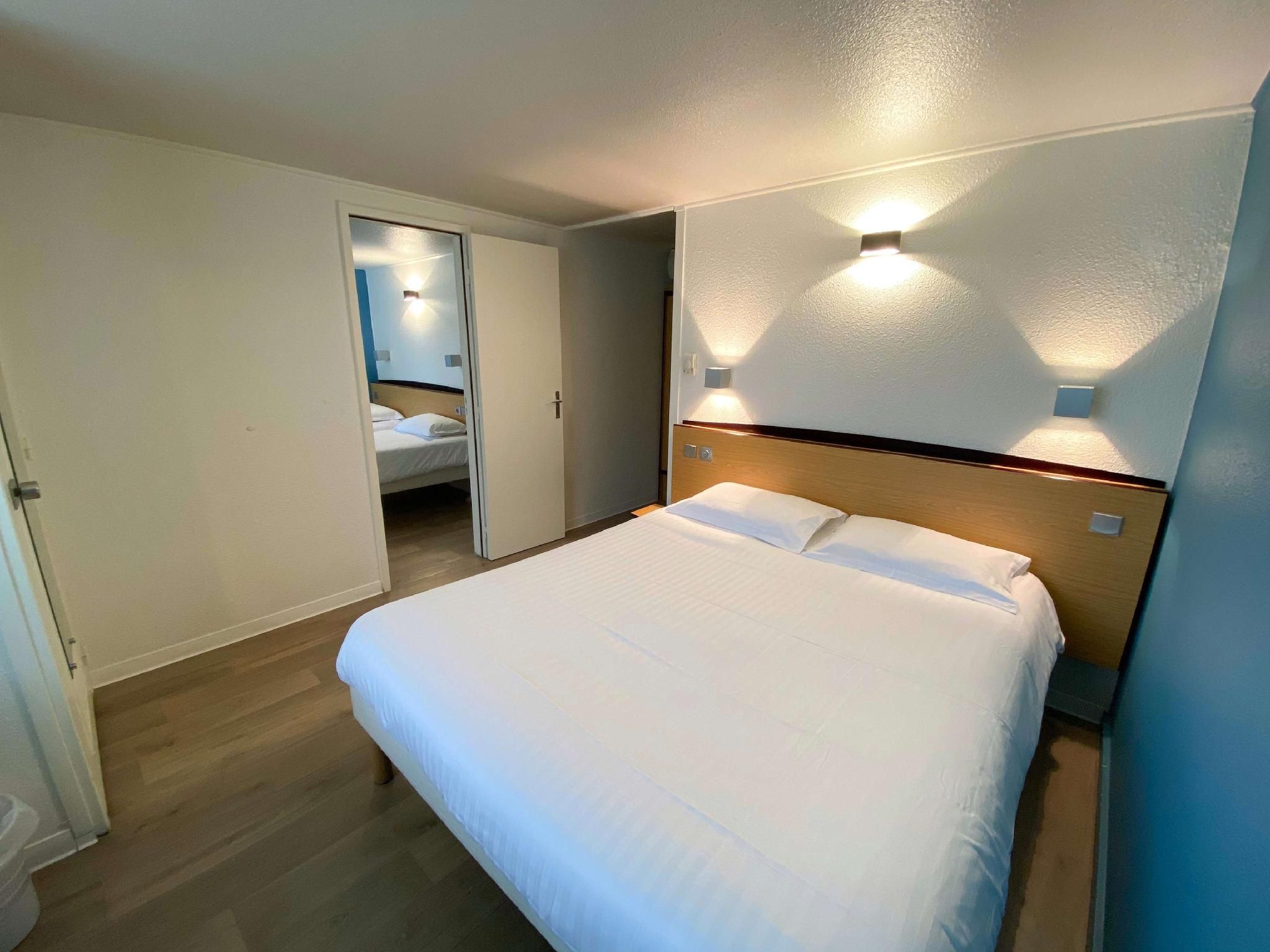 Family Suite - 1 Double Bed 2 Single Beds