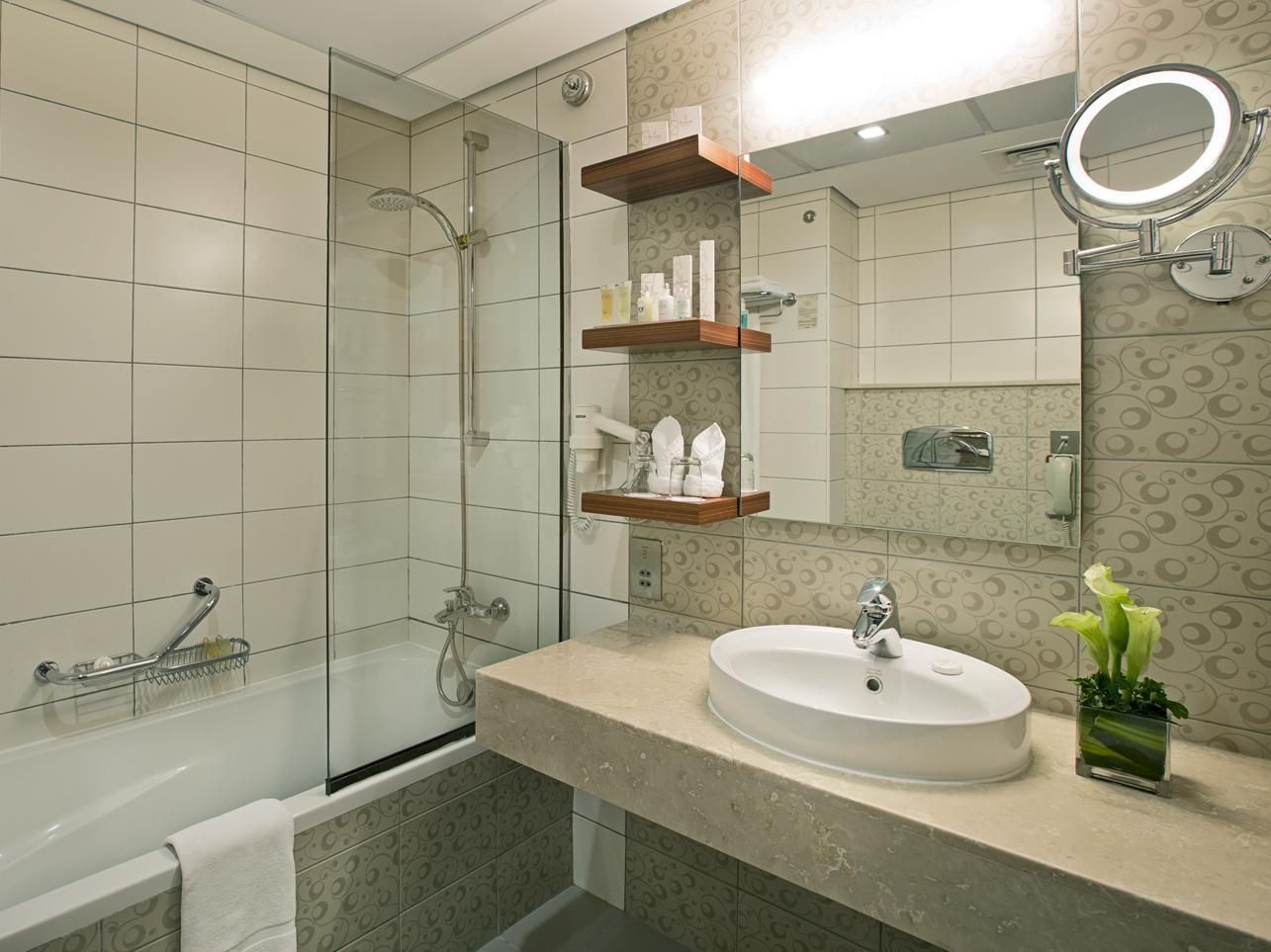 City Seasons Al Hamra Hotel Premium King Room 2