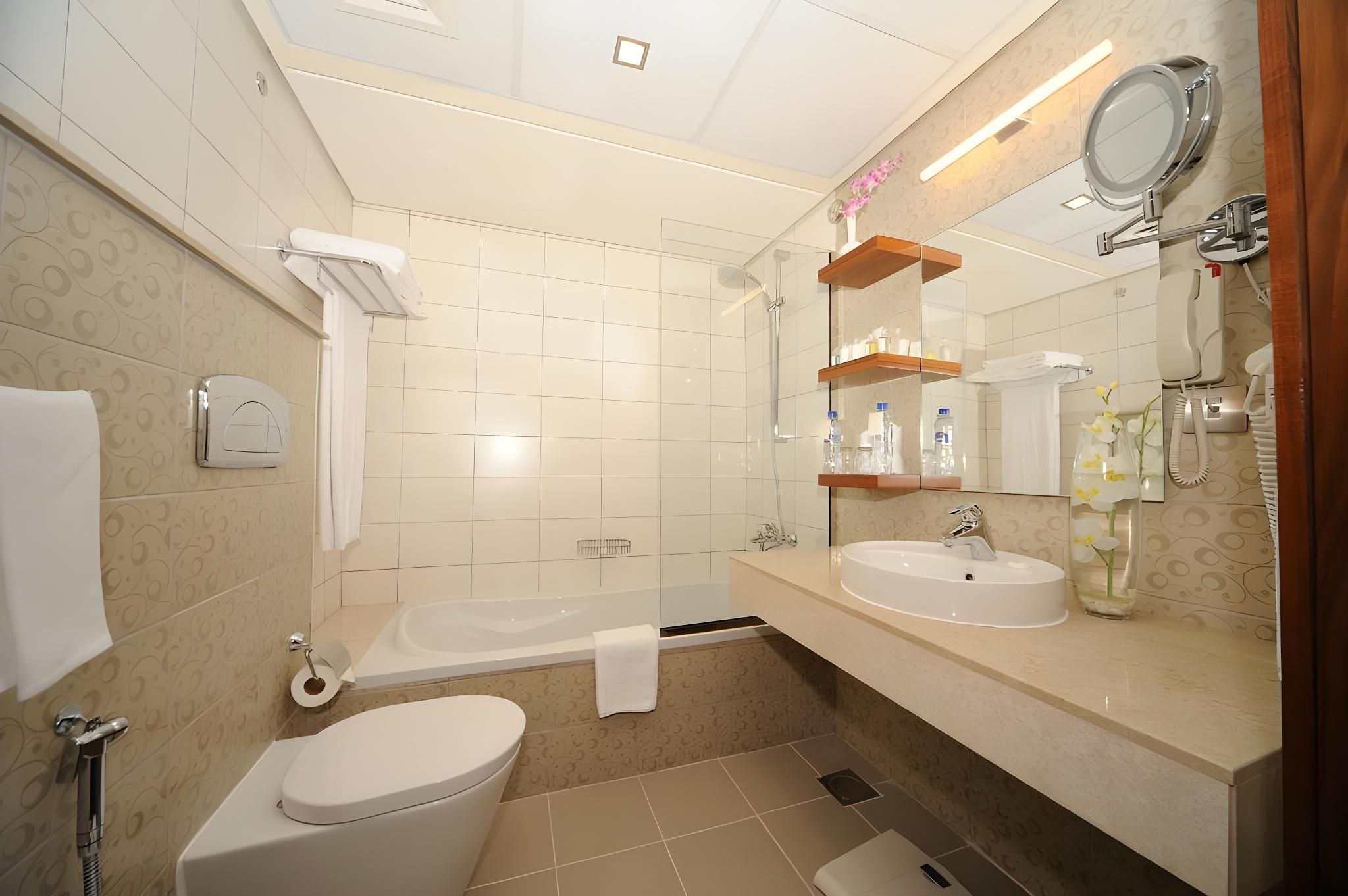 undefined City Seasons Al Hamra Hotel 4