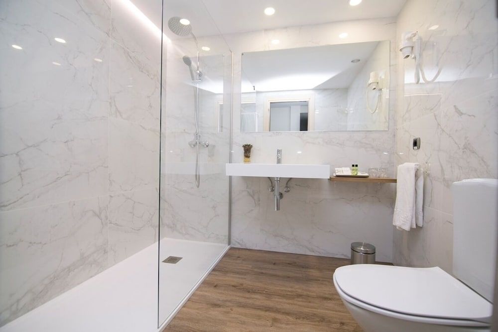 Intelier Rosa Hotel Premium Double Room, 1 Queen Bed 4