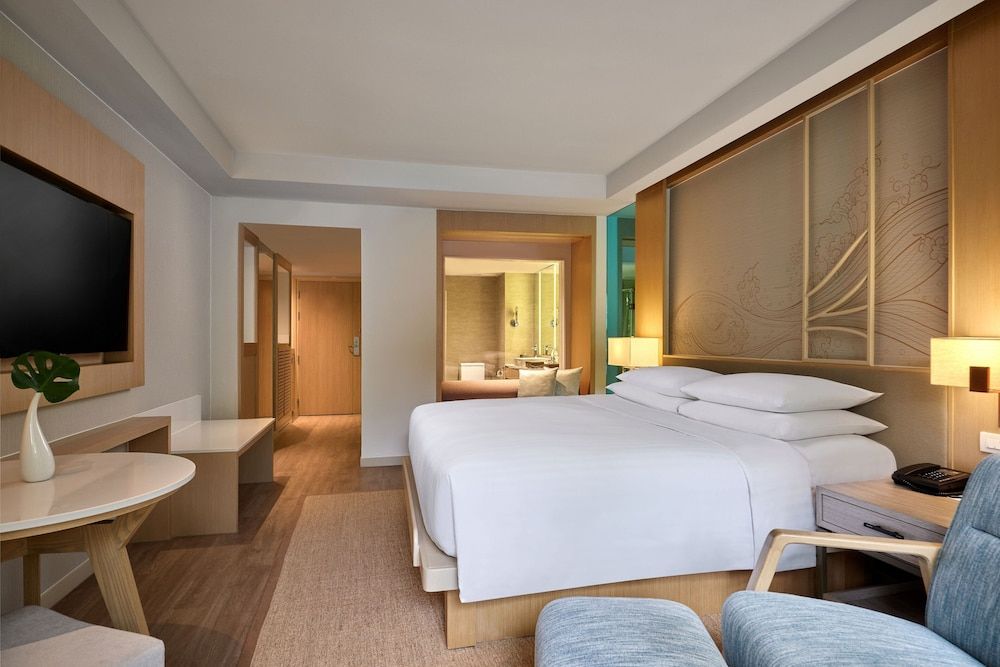 Room, 1 King Bed, Pool Access (Guest room, 1 King, Pool access)