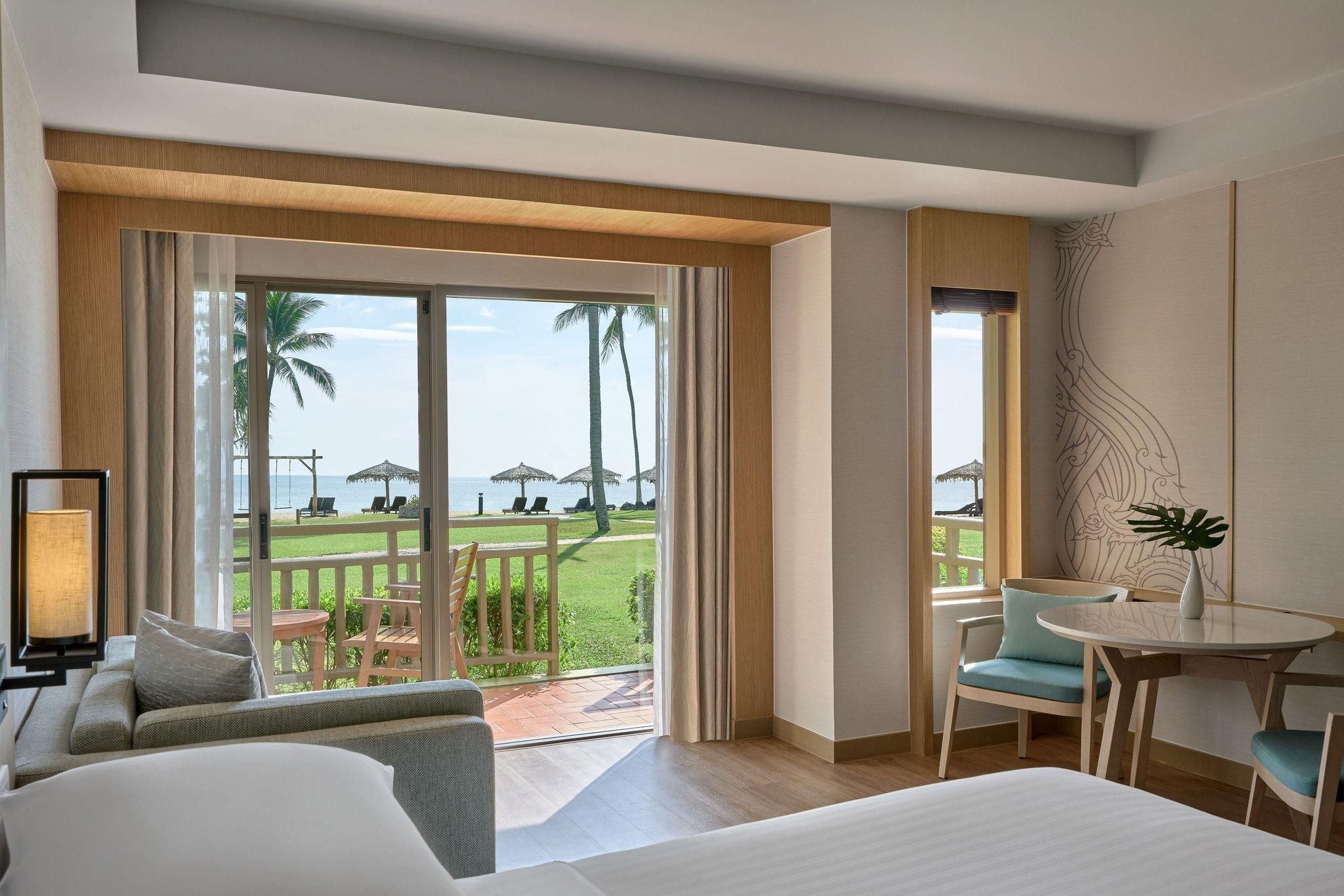 Larger Guest room, 1 King, Ocean view, Beach front access, Terrace