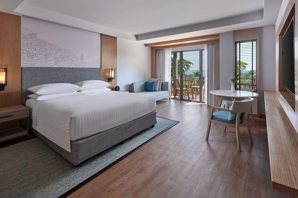 Room, 1 King Bed, Pool View (Larger Guest room, 1 King, Pool view)
