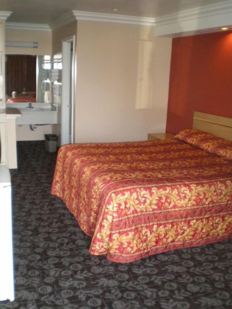 Standard Room, 1 King Bed, Smoking (Non-Smoking and Smoking Available)