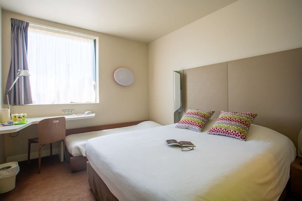 Campanile Carcassonne Est La Cite Standard Room, Multiple Beds 4