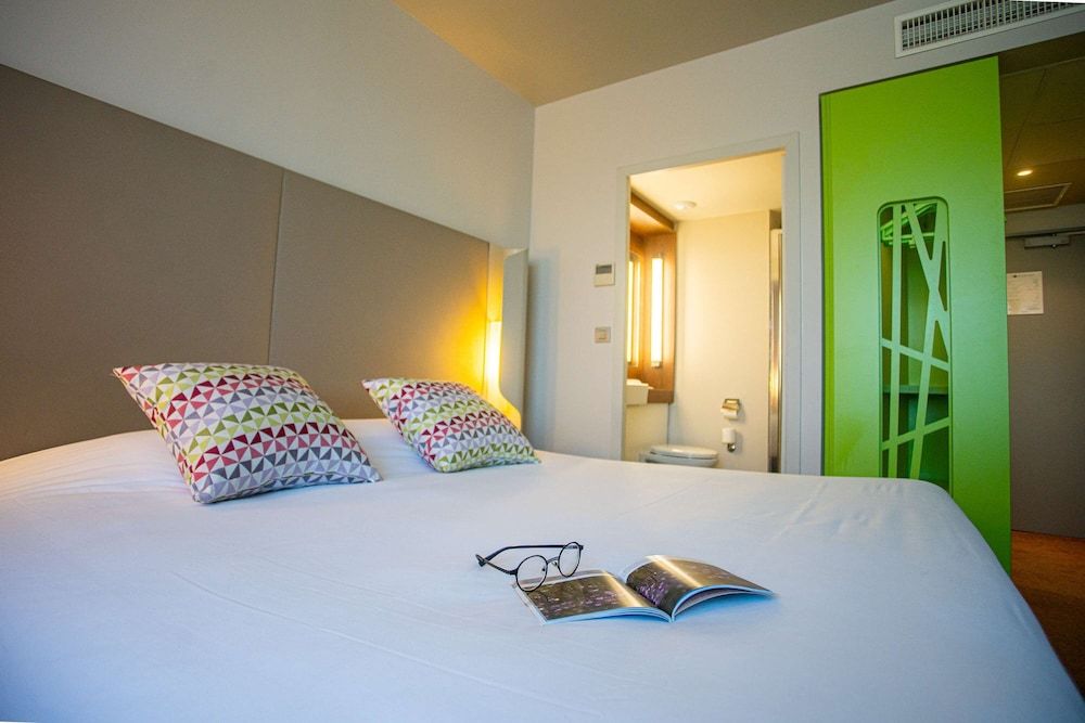 Campanile Carcassonne Est La Cite Standard Room, Multiple Beds 3