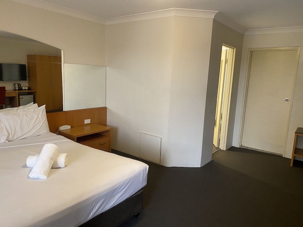Garden Lodge Sydney Deluxe Double Room, 1 Queen Bed, Jetted Tub 2