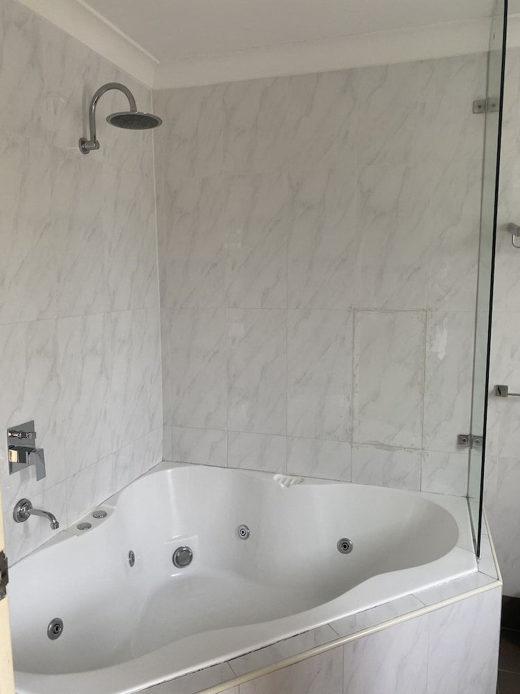 Garden Lodge Sydney Deluxe Double Room, 1 Queen Bed, Jetted Tub 8