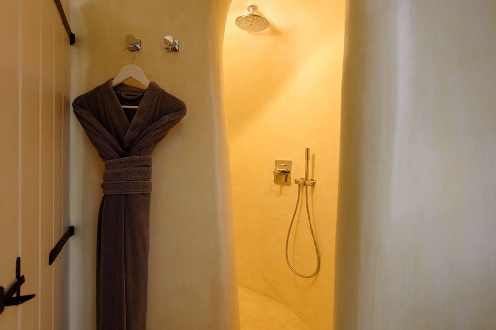 Kapari Natural Resort Vanilla Room with Outdoor Hot tub Caldera View 4