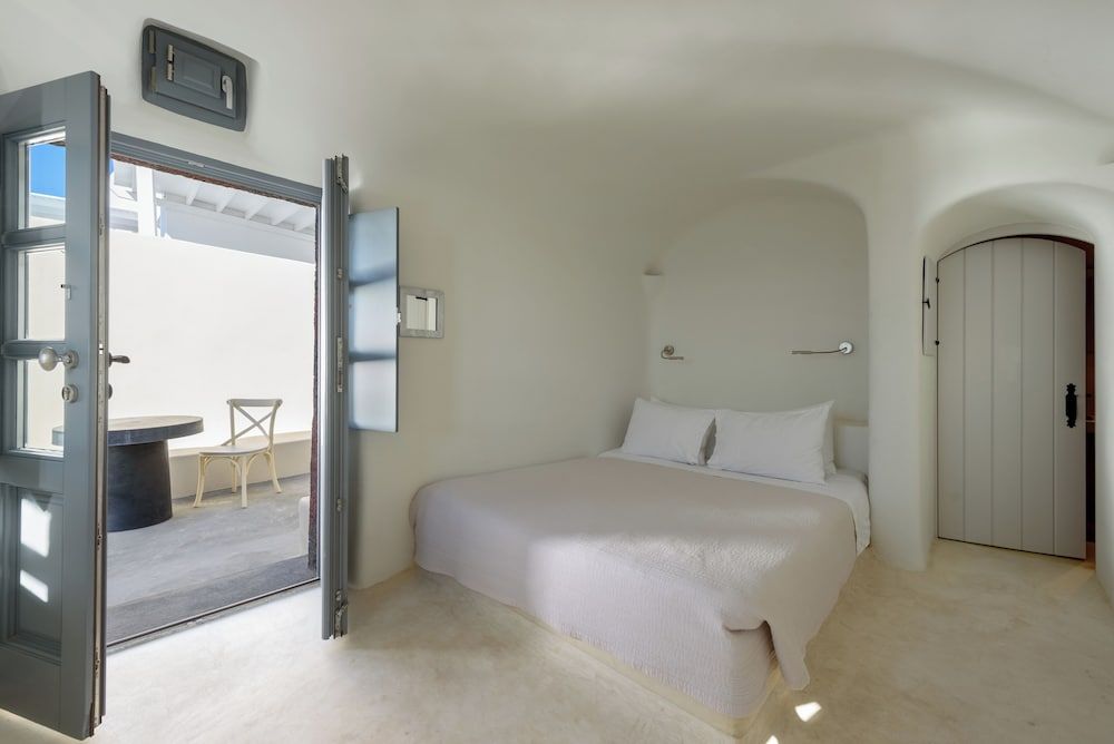 Kapari Natural Resort Vanilla Room with Outdoor Hot tub Caldera View 2