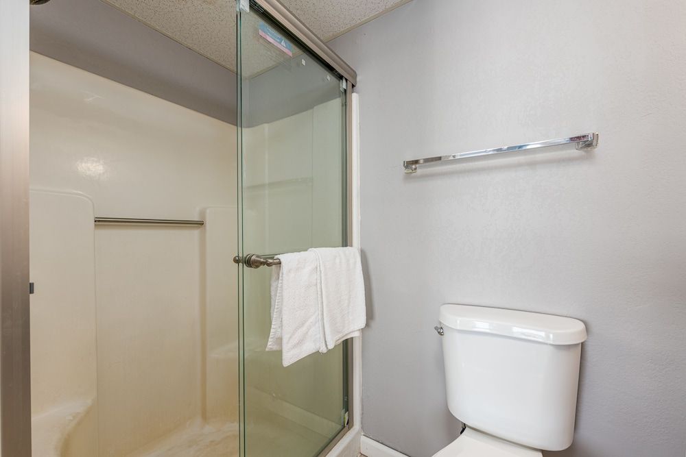 Boardwalk Hotel Charlee & Beach House Rentals Deluxe Room, 1 Queen Bed 10