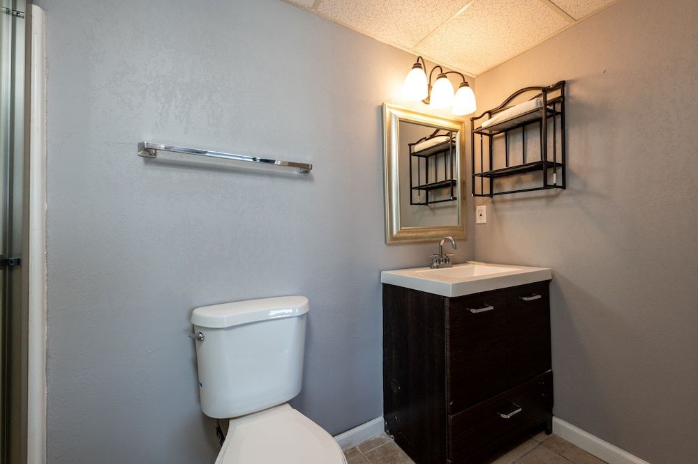 Boardwalk Hotel Charlee & Beach House Rentals Deluxe Room, 1 Queen Bed 9