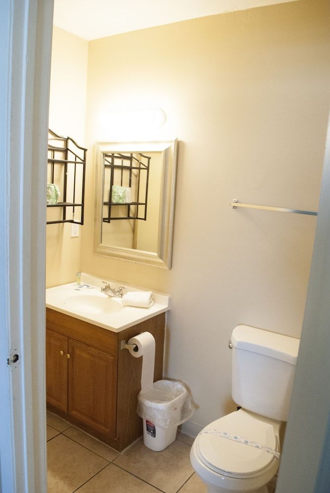 Boardwalk Hotel Charlee & Beach House Rentals Deluxe Room, 1 Queen Bed 8