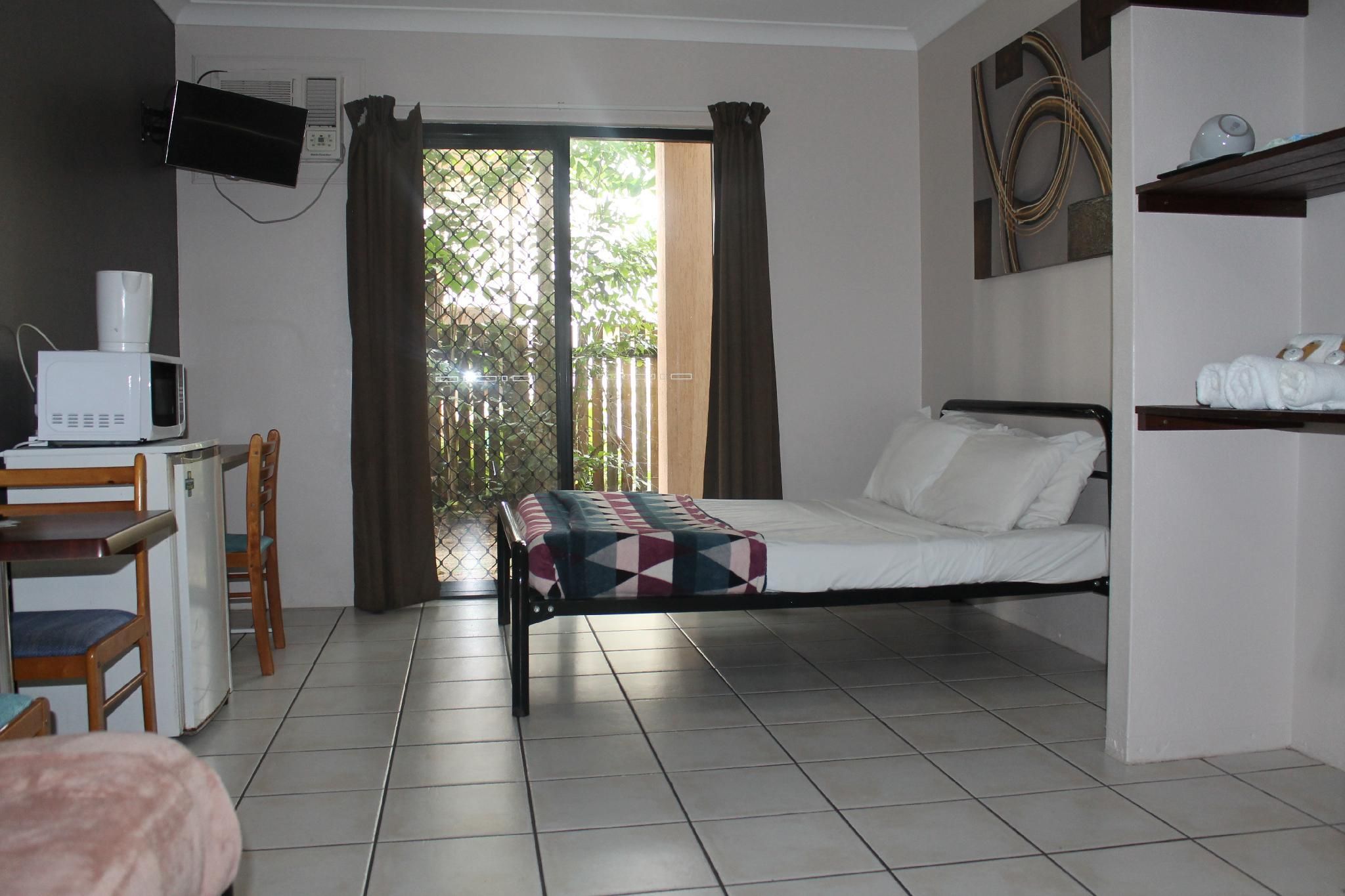 Bohemia Resort Cairns Triple Share Room 2