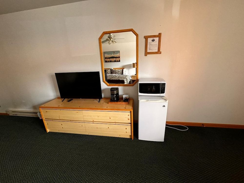 Lone Eagle Lodge Deluxe Room 7