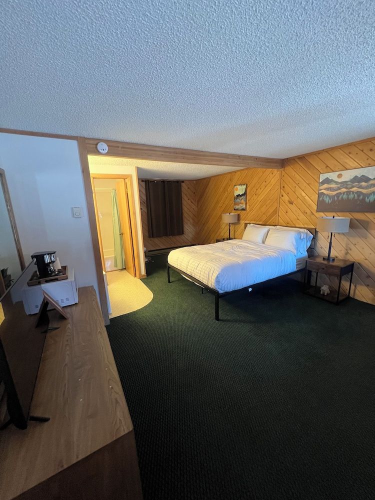 Lone Eagle Lodge Basic Single Room 2