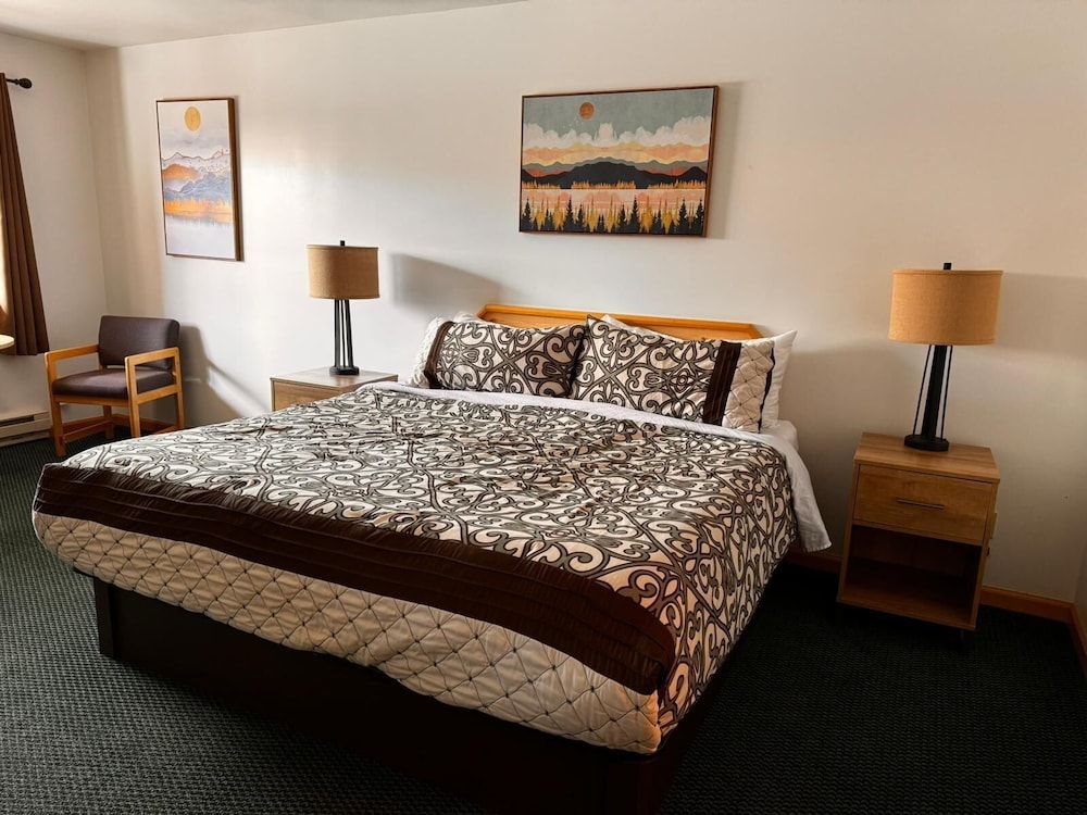 Lone Eagle Lodge Deluxe Room 3