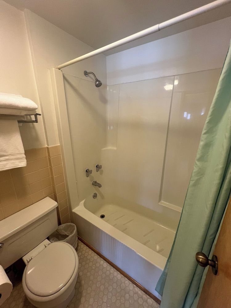 Lone Eagle Lodge Basic Single Room 4