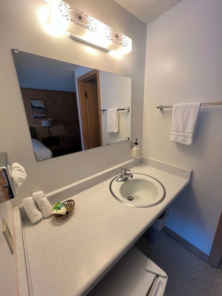 Lone Eagle Lodge Basic Single Room 3