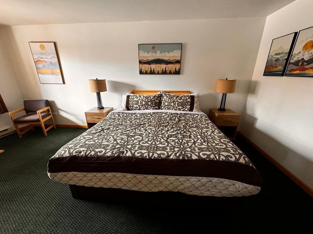 Lone Eagle Lodge Deluxe Room 2