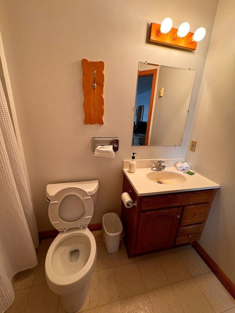 Lone Eagle Lodge Deluxe Room 5