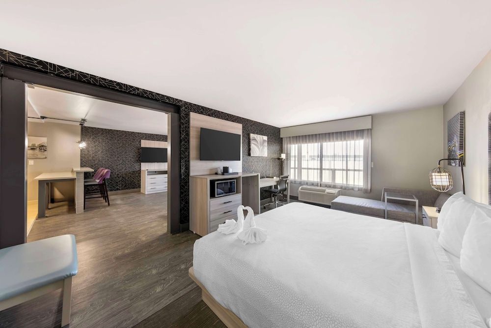 Suite, 1 King Bed, Non Smoking, Kitchenette (Living Room;Shower Only;with Sofabed)