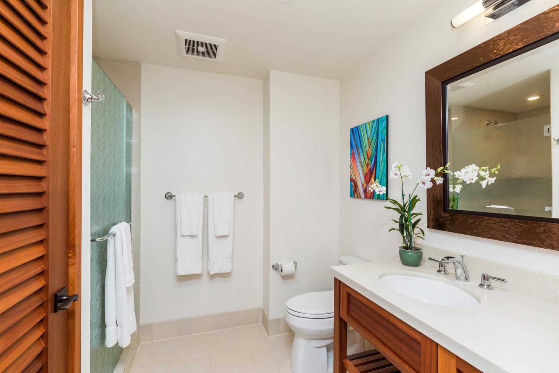 Studio King Room with Sofa Bed/Island View/Balcony - Mobility/Hearing Accessible with Roll-In Shower