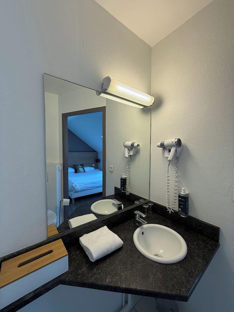 Brit Hotel Besançon L'Horloge Standard Triple Room 2