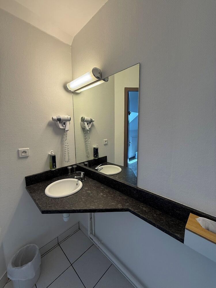 Brit Hotel Besançon L'Horloge Comfort Twin Room 12