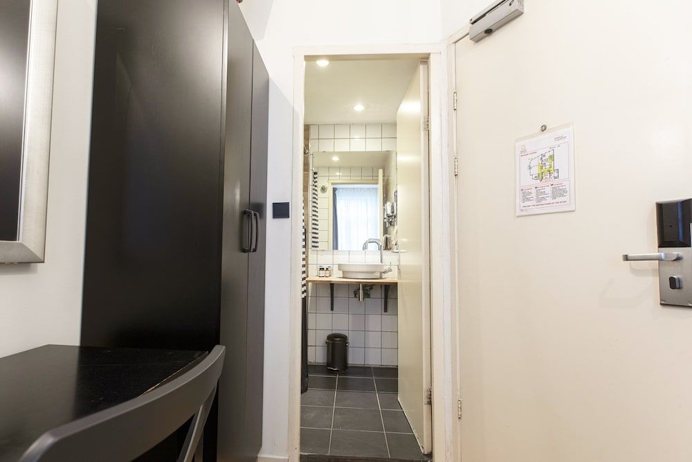 Quentin Amsterdam Hotel Double Room, 1 Double Bed, Private Bathroom (small) 5