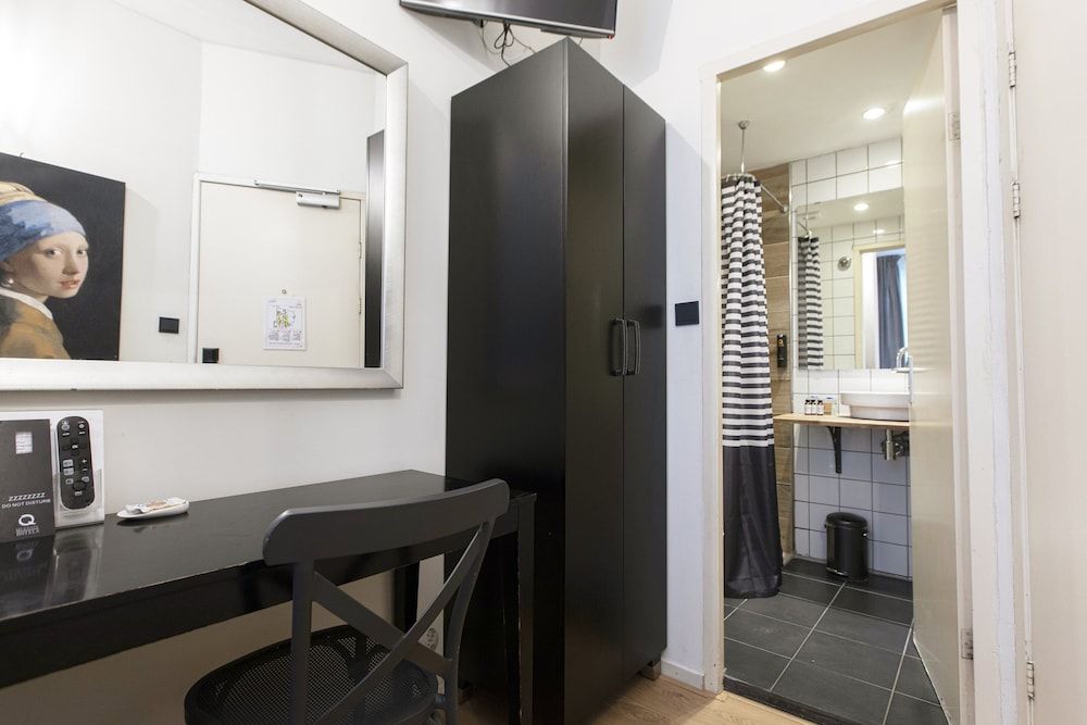 Quentin Amsterdam Hotel Double Room, 1 Double Bed, Private Bathroom (small) 4