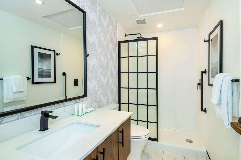 Calabogie Peaks Hotel, Ascend Hotel Collection Room, 1 King Bed, Non Smoking 2